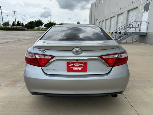 Used 2017 Toyota Camry SE w/ Moonroof Package FWD image 9