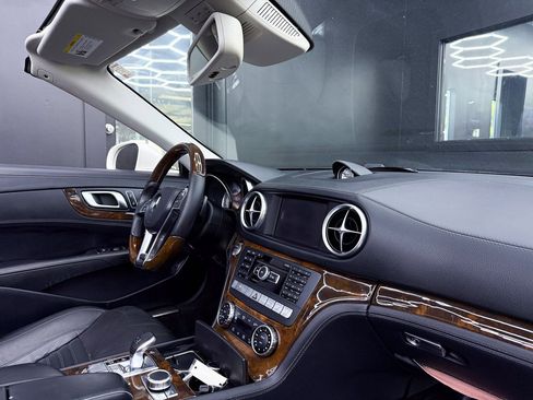 Used 2013 Mercedes-Benz SL 550 w/ Premium Pkg image 20