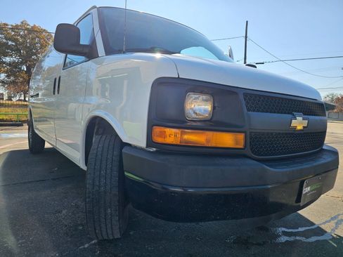 Used 2015 Chevrolet Express 2500 Extended image 41
