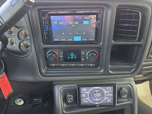 Used 2006 Chevrolet Silverado 2500 LT w/ Heavy-Duty Power Package AWD/4WD image 9