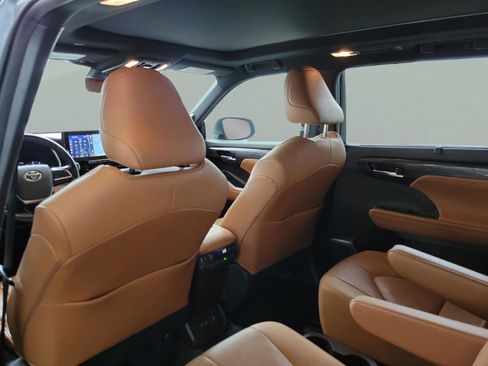 Used 2020 Toyota Highlander Platinum image 10