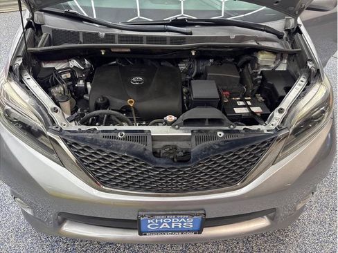Used 2017 Toyota Sienna SE Premium FWD image 29