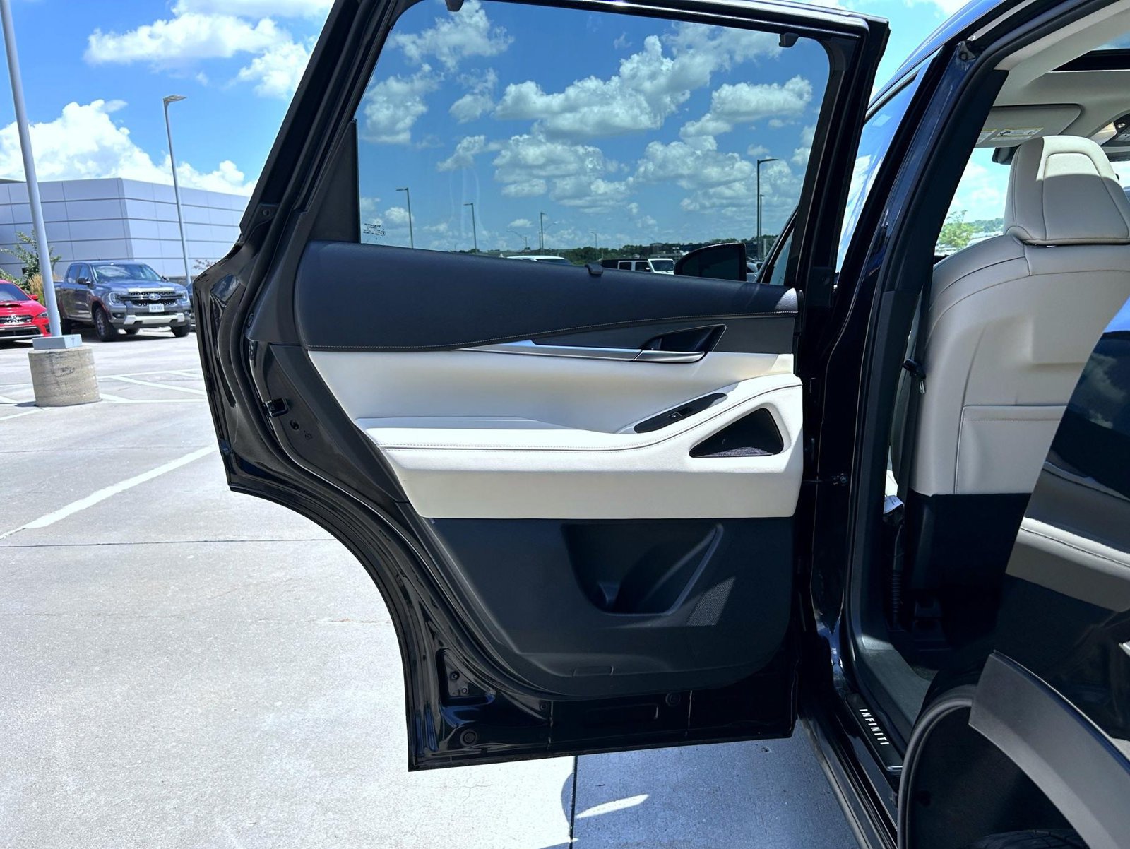 Certified 2023 INFINITI QX60 Luxe w/ Cargo Package AWD/4WD image 22