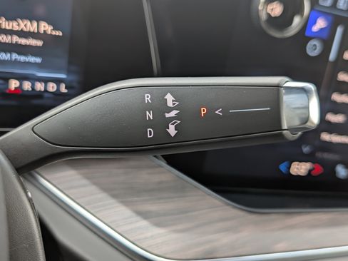 Used 2025 Chevrolet Suburban Z71 w/ Comfort Package image 33