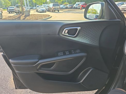 Used 2020 Kia Soul S FWD image 26