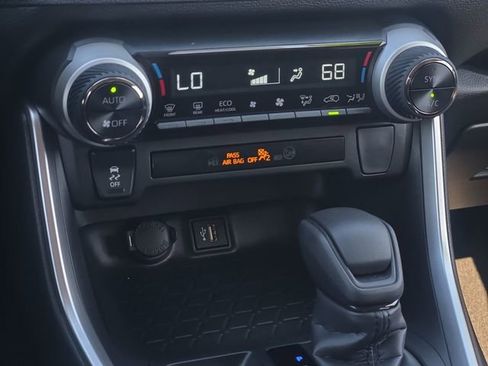Used 2025 Toyota RAV4 XLE AWD/4WD image 21
