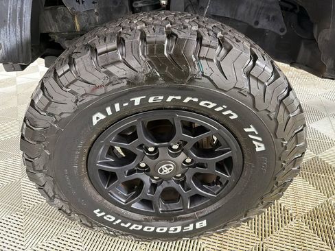 Used 2022 Toyota Tacoma SR5 w/ Technology Package RWD image 11