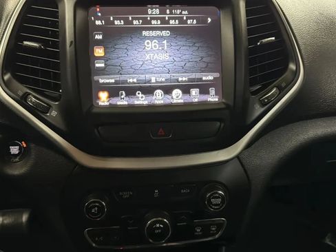 Used 2018 Jeep Cherokee Latitude Plus FWD image 15