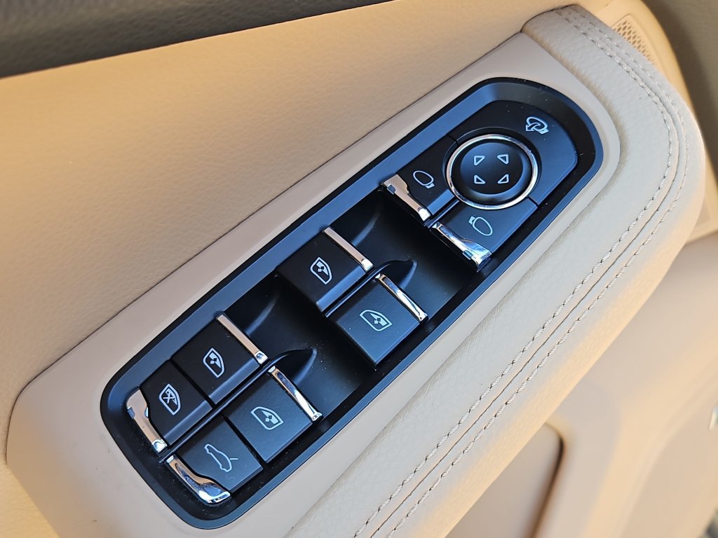 Certified 2026 Porsche Macan AWD/4WD image 31