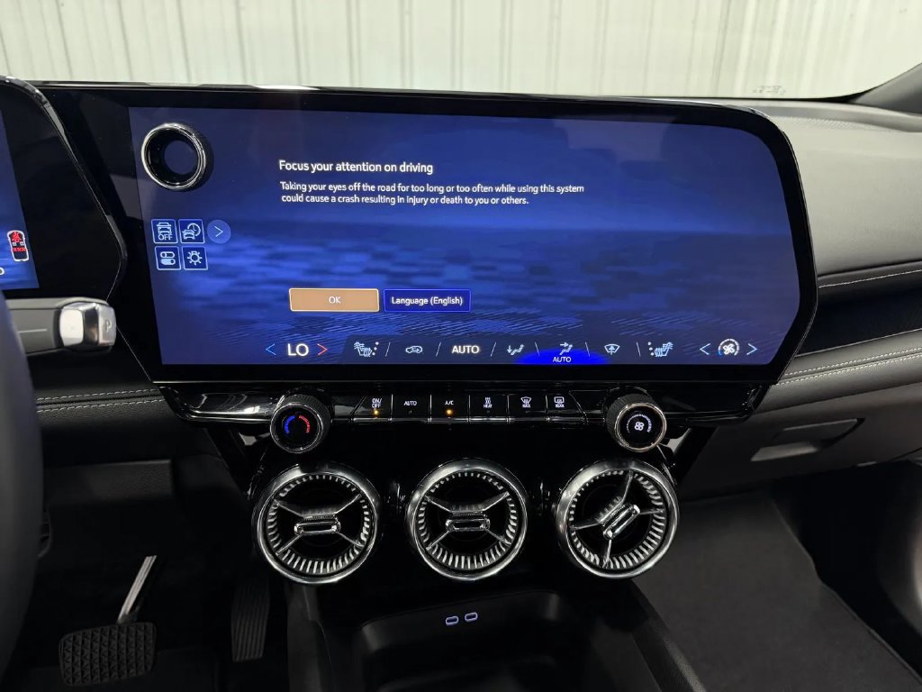 Used 2024 Chevrolet Blazer EV LT AWD/4WD image 32