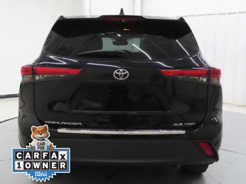 Used 2022 Toyota Highlander XLE AWD/4WD image 4