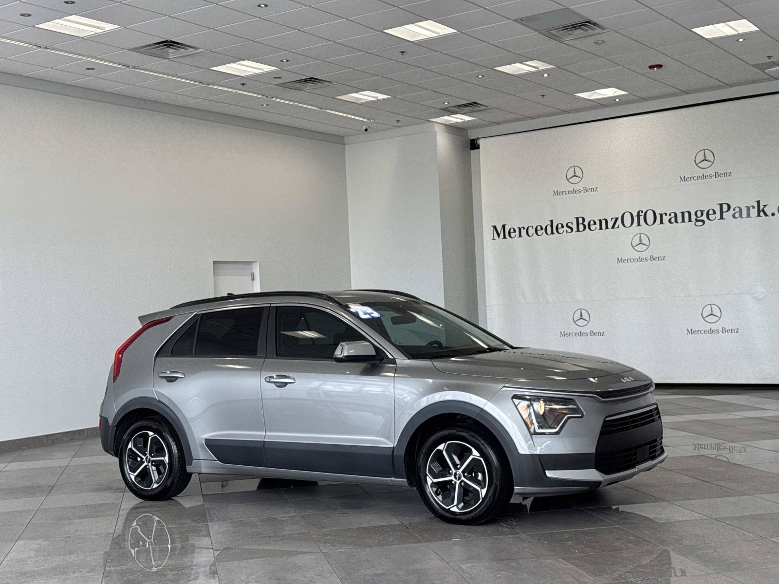 Used 2023 Kia Niro EX FWD image 2