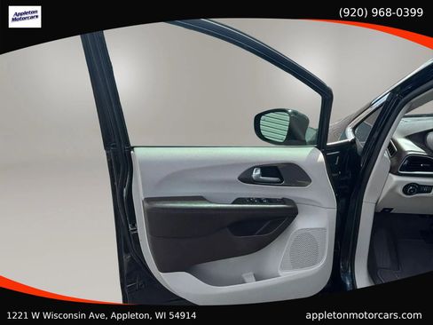 Used 2018 Chrysler Pacifica Touring Plus FWD image 23
