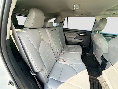 Used 2020 Toyota Highlander XLE AWD/4WD image 25