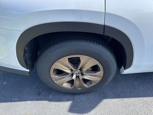 Used 2023 Toyota Highlander Bronze Edition image 11