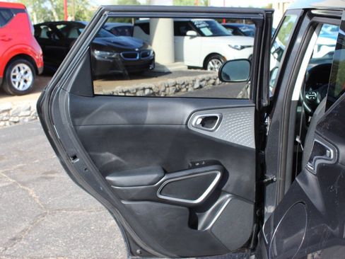 Used 2025 Kia Soul LX w/ LX Technology Package FWD image 16