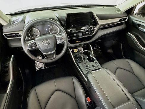 Certified 2025 Toyota Highlander XLE image 20