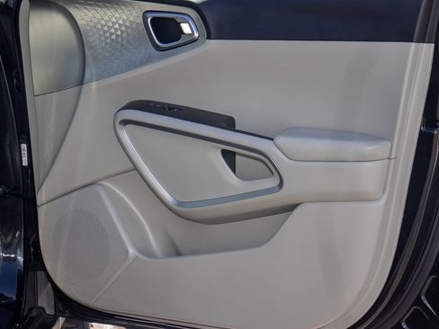 Used 2023 Kia Soul LX image 13