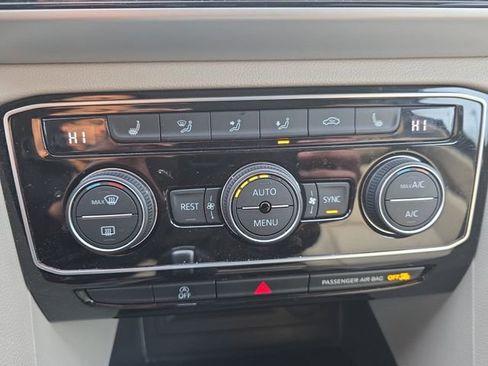 Used 2023 Volkswagen Atlas SE w/ Panoramic Sunroof Package image 34