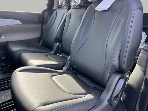 New 2026 Kia Carnival EX FWD image 24