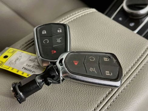 Used 2022 Cadillac XT4 Luxury w/ Cold Weather Package AWD/4WD image 22