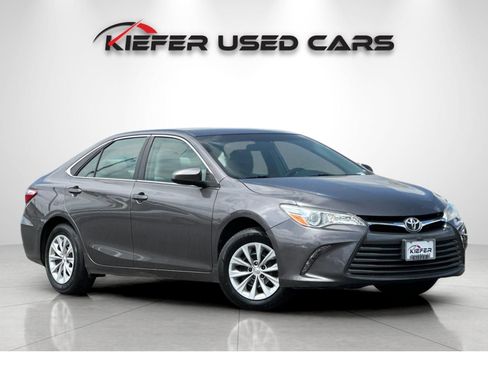 Used 2016 Toyota Camry LE FWD image 2