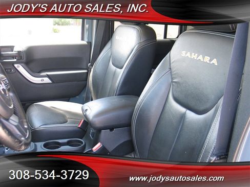 Used 2015 Jeep Wrangler Unlimited Sahara w/ Connectivity Group AWD/4WD image 3