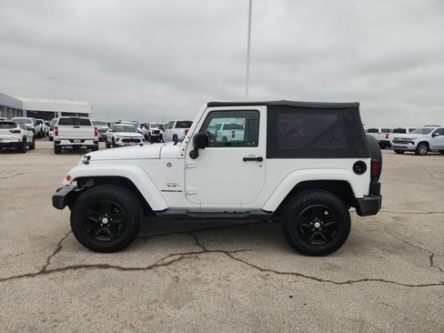 Used 2016 Jeep Wrangler Sahara w/ Connectivity Group AWD/4WD image 4