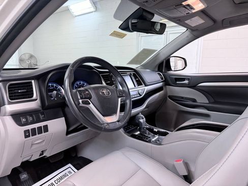 Used 2017 Toyota Highlander XLE AWD/4WD image 14