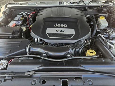 Used 2013 Jeep Wrangler Unlimited Rubicon w/ Connectivity Group AWD/4WD image 29