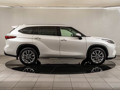 Used 2021 Toyota Highlander Limited image 11