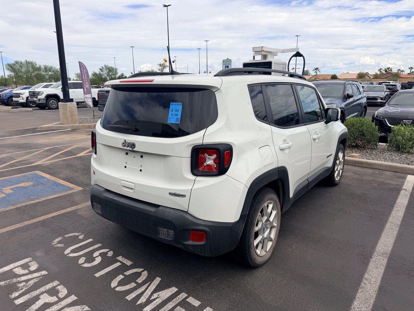 Used 2019 Jeep Renegade Latitude w/ UConnect 8.4 Nav Group FWD image 3