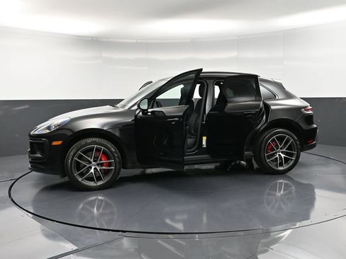 Certified 2022 Porsche Macan S image 36