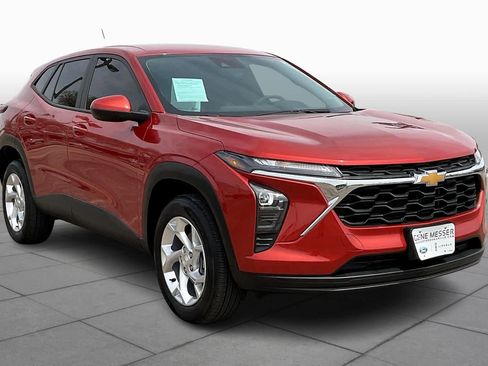 Used 2024 Chevrolet Trax LS w/ LS Convenience Package FWD image 3
