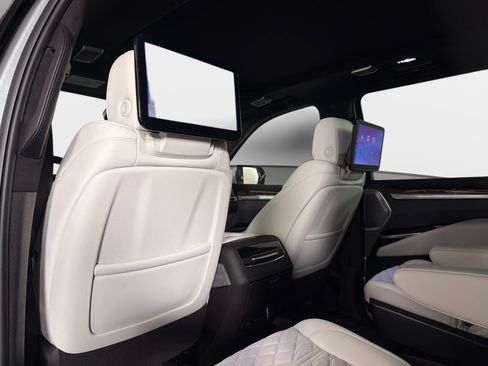 Used 2026 Cadillac Escalade ESV Platinum Sport AWD/4WD image 31