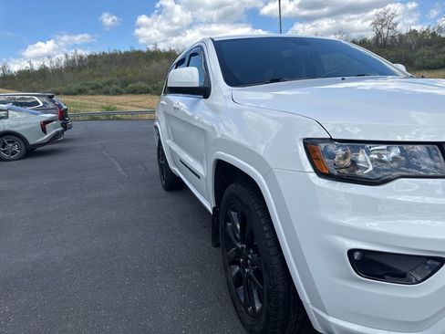 Used 2022 Jeep Grand Cherokee Laredo X image 9