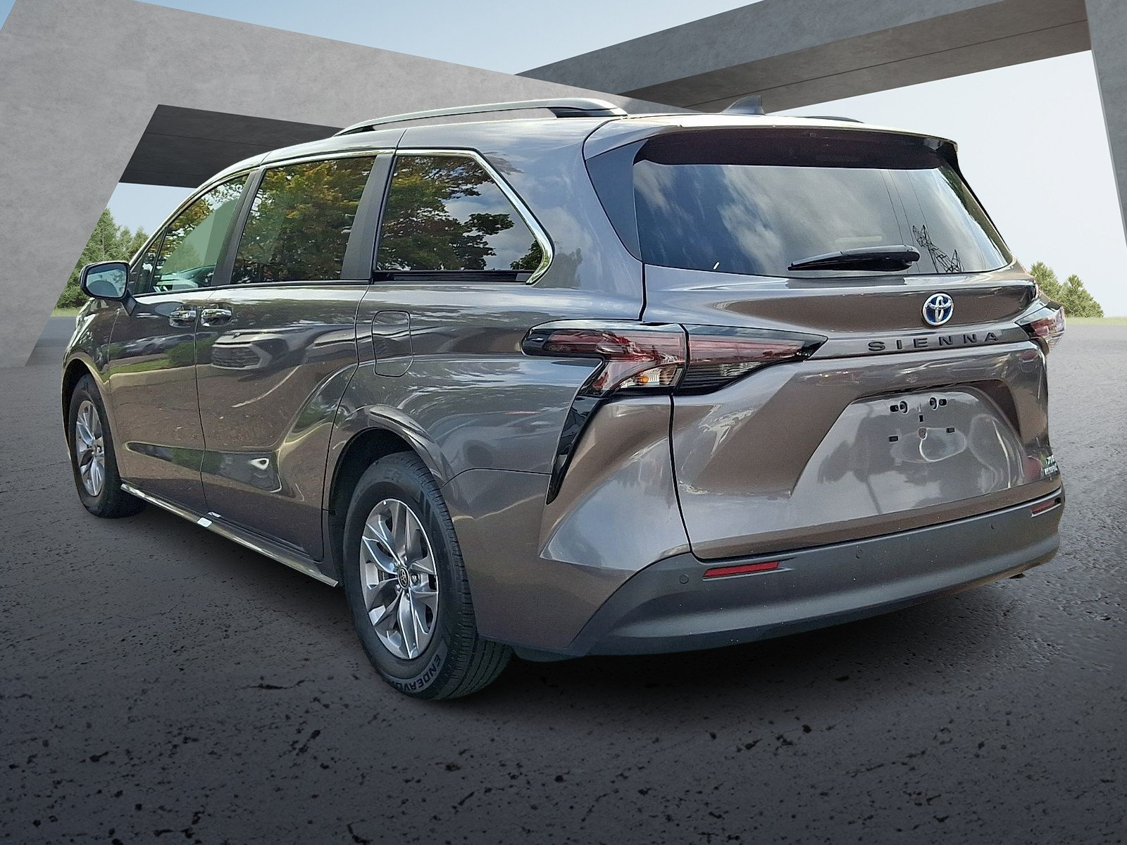 Used 2024 Toyota Sienna XLE FWD image 4