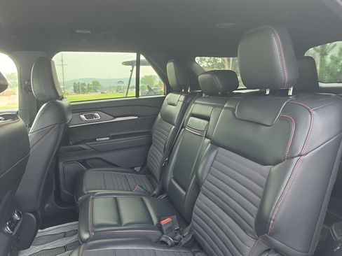 Used 2025 Ford Explorer ST-Line w/ ST-Line Street Pack AWD/4WD image 14