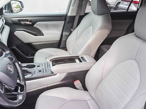 Used 2020 Toyota Highlander XLE image 17