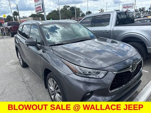 Used 2022 Toyota Highlander Platinum FWD image 2