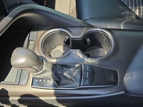 Used 2022 Toyota Camry SE FWD image 25