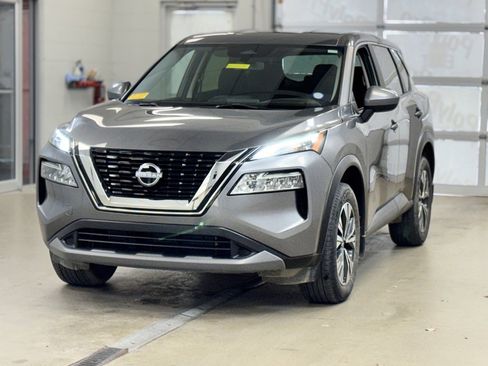 Used 2023 Nissan Rogue SV image 3