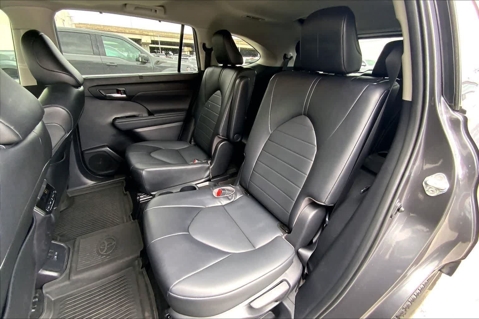 Used 2022 Toyota Highlander XLE AWD/4WD image 29