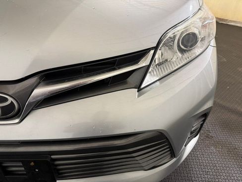 Used 2019 Toyota Sienna XLE w/ XLE Navigation Package image 5