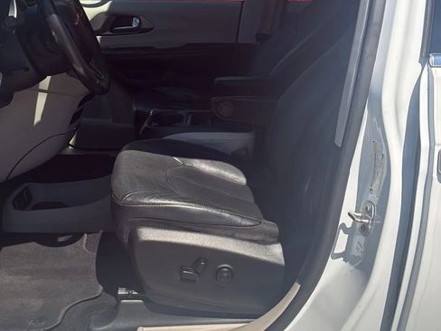 Used 2020 Chrysler Pacifica Touring-L FWD image 12