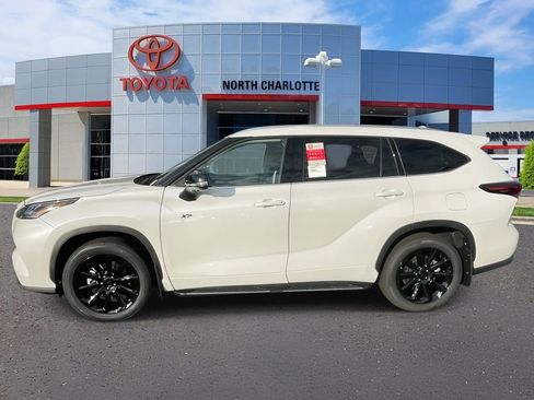 New 2025 Toyota Highlander Platinum image 6