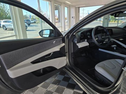New 2026 Hyundai Elantra Limited FWD image 32