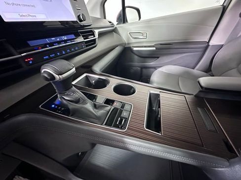 Used 2021 Toyota Sienna XLE image 32