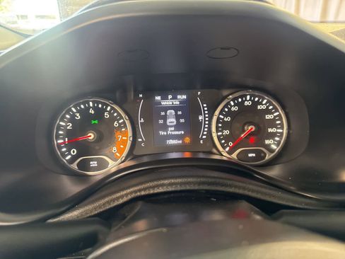 Used 2017 Jeep Renegade Latitude w/ Popular Equipment Group image 23