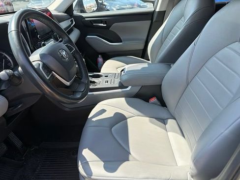 Used 2022 Toyota Highlander XLE AWD/4WD image 5
